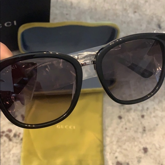 💯authentic Gucci sunglasses 😎 - Picture 3 of 5